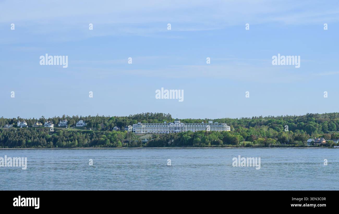 Vue depuis l'eau du Grand Hôtel à Mackinac Island depuis le ferry, Mackinac Island, Michigan, États-Unis. Banque D'Images