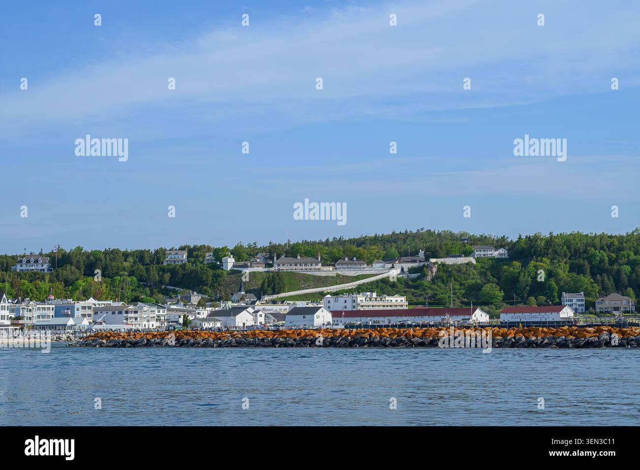 Vue depuis l'eau de l'île Mackinac depuis le ferry, île Mackinac, Michigan, États-Unis. Banque D'Images