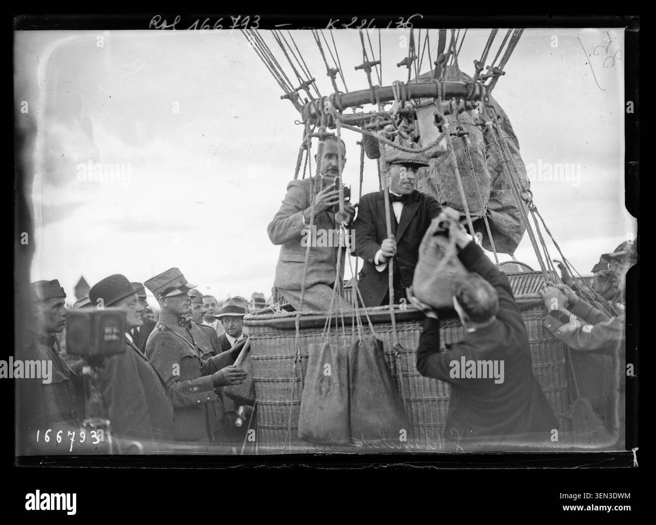 Georges Blanchet apparaît avec ses collègues aéronautiques dans le cadre de la Coupe aéronautique Gordon Bennett et des courses de ballons à Bâle, en Suisse, dans une photographie de presse collective associée à l'activité de ballons français. Banque D'Images