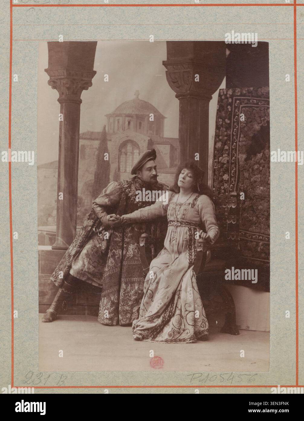 Sarah Bernhardt et Abel Deval apparaissent dans une scène théâtrale du drame Gismonda de Victorien Sardou au Théâtre de la Renaissance à Paris en 1894. Cette photographie de presse enregistre des interprètes liés à la production lors de sa présentation sur la scène parisienne. Banque D'Images