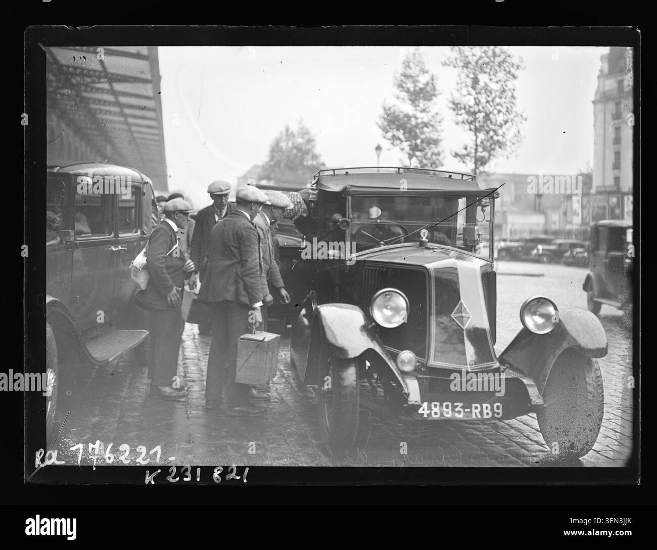 Les soldats de la classe conscrite quittent Paris, Gare de l'est, en 1933 dans le cadre de leur mobilisation officielle pour le service militaire. Le groupe se rassemble sur le quai avant de monter à bord des trains vers diverses unités régionales. Banque D'Images