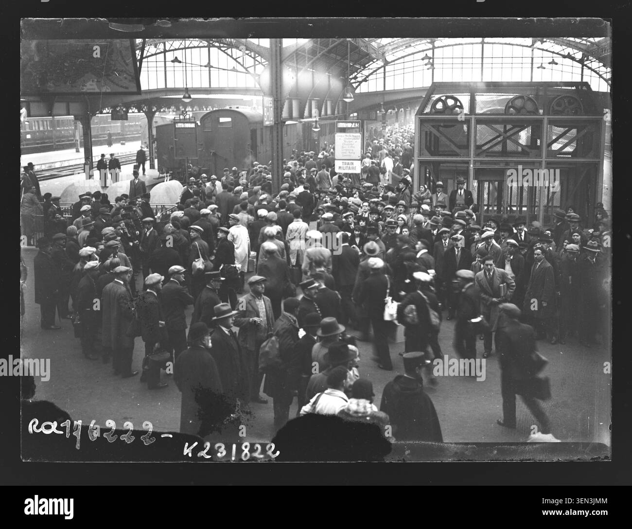 Les soldats conscrits quittent Paris, Gare de l'est, en 1933 pour le service militaire régional, se rassemblant sur des plates-formes comme les familles et les fonctionnaires l'observent. Ce départ marque le début du calendrier de mobilisation nationale. Banque D'Images
