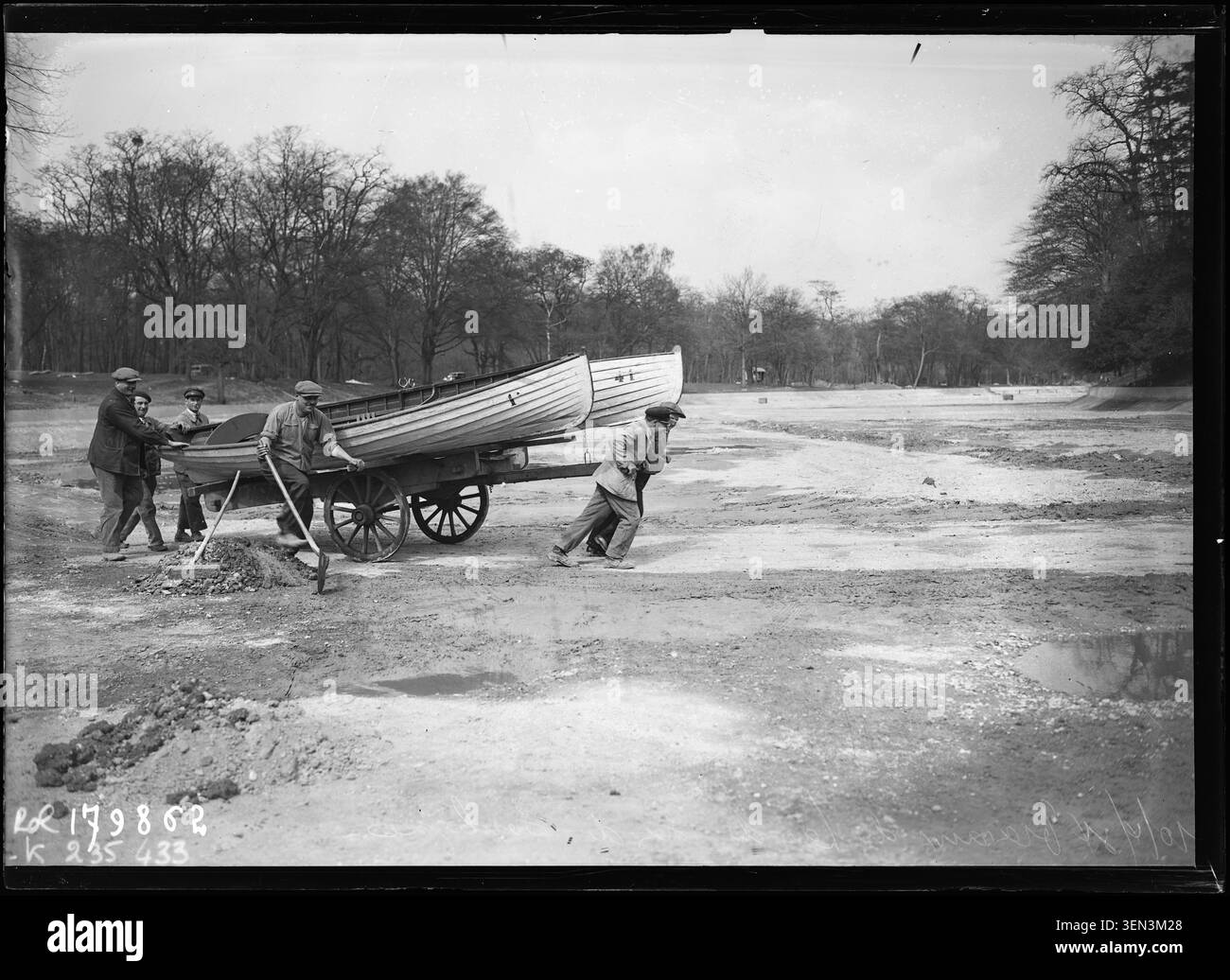 Le 10 avril 1934, les travaux d'entretien et de réparation du lac du bois de Boulogne à Paris se poursuivent, y compris le traitement du réservoir et les activités connexes d'ingénierie paysagère au sein du parc. Banque D'Images