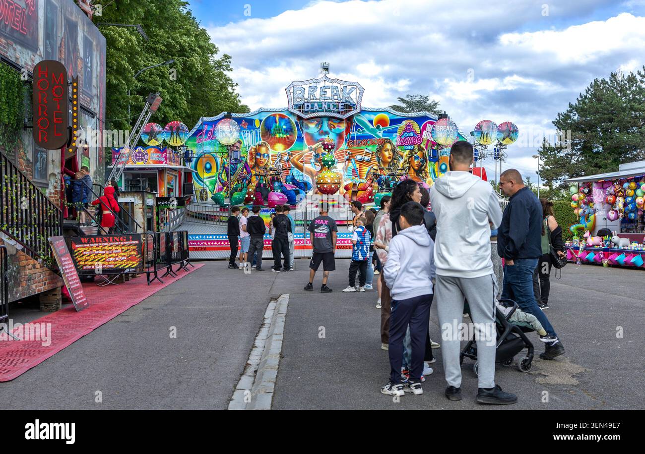 Dijon France 9 juin 2026. Cliché discret d'un manoir hanté de carnaval classique ou d'une salle d'horreur dans un parc d'expositions temporaire à bord d'une remorque française Banque D'Images