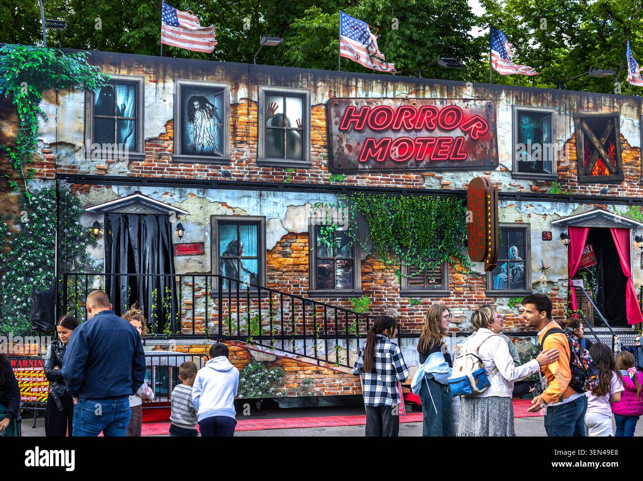 Dijon France 9 juin 2026. Cliché discret d'un manoir hanté de carnaval classique ou d'une salle d'horreur dans un parc d'expositions temporaire à bord d'une remorque française Banque D'Images