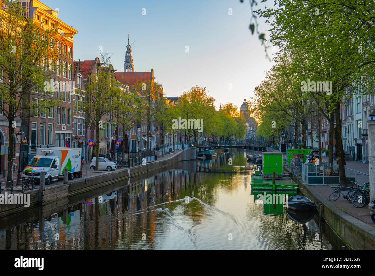 Canal Oudezijds Voorburgwal dans la matinée de Oude Doelenstraat regardant au nord-est, dans le centre d'Amsterdam, pays-Bas. Canal Ring Area d'Amsterdam i Banque D'Images