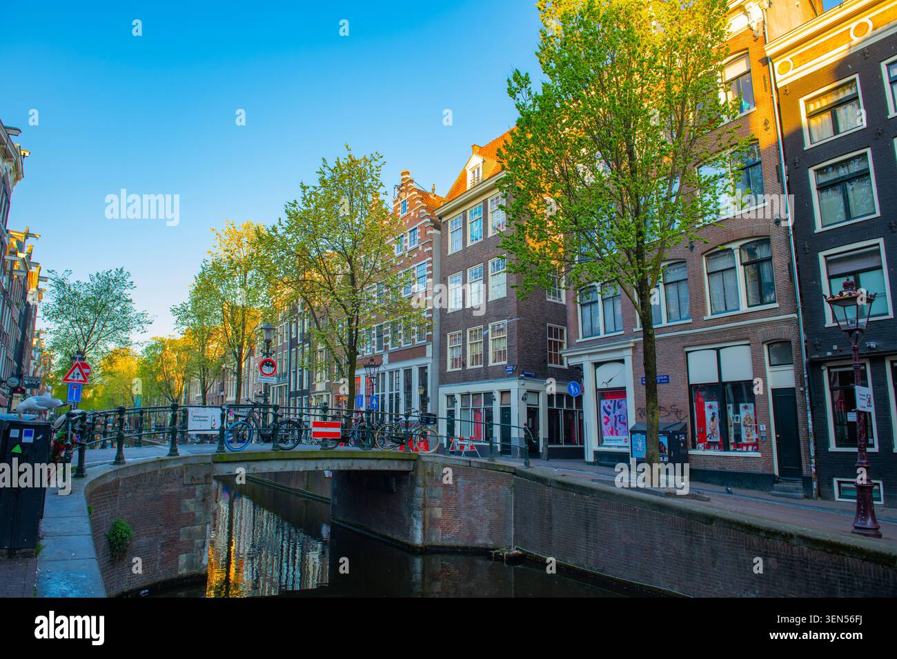 Pont Molensteeg sur le canal Oudezijds Achterburgwal dans le quartier rouge (de Wallen), centre d'Amsterdam, pays-Bas. Le quartier du canal Ring d'Amsterdam est Banque D'Images