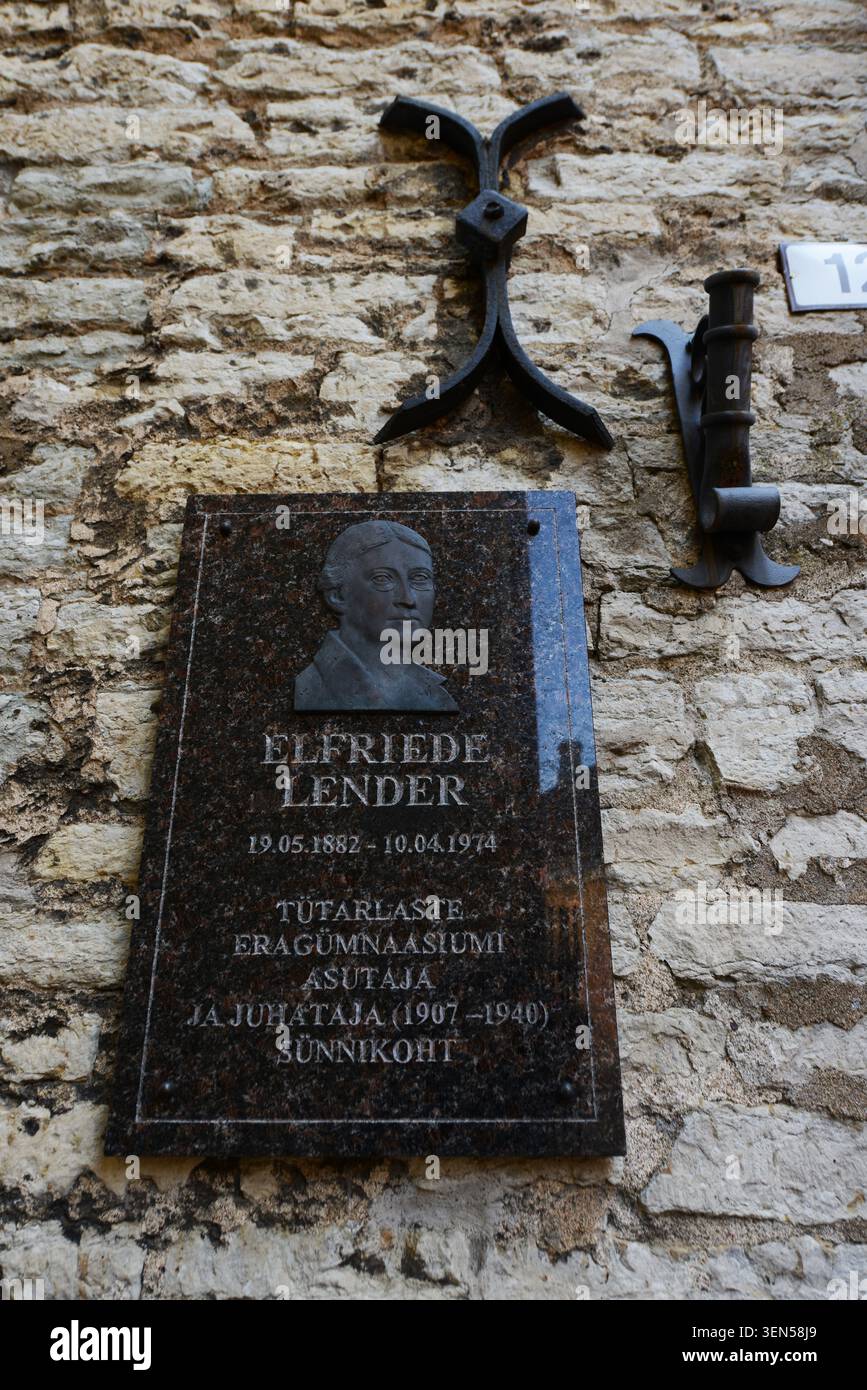 Une plaque commémorative pour Elfriede Lender - un éminent éducateur estonien. Ruelle Rahukohtu sur la colline Toompea à Tallin, Estonie. Banque D'Images