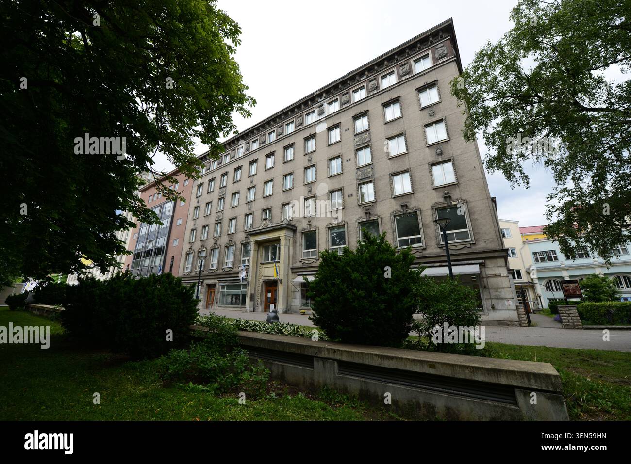 Un bâtiment des années 1930 près de la place de la liberté à Tallinn, EEstonia. Banque D'Images