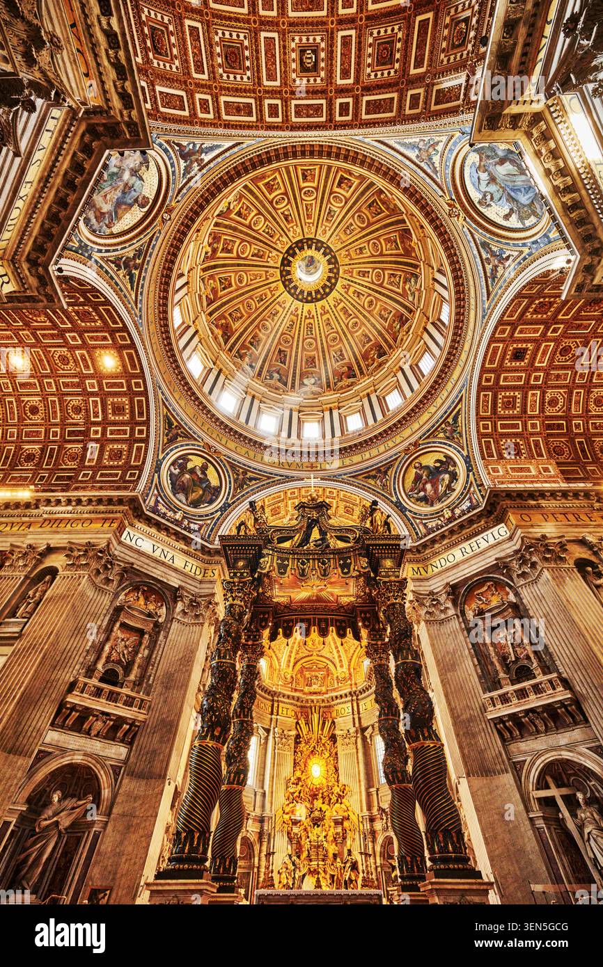 Vue intérieure de la basilique Pierre (IVe siècle), avec le dôme massif dessiné par Michel-Ange et le baldaquin en bronze du Bernin sur la partie principale Banque D'Images
