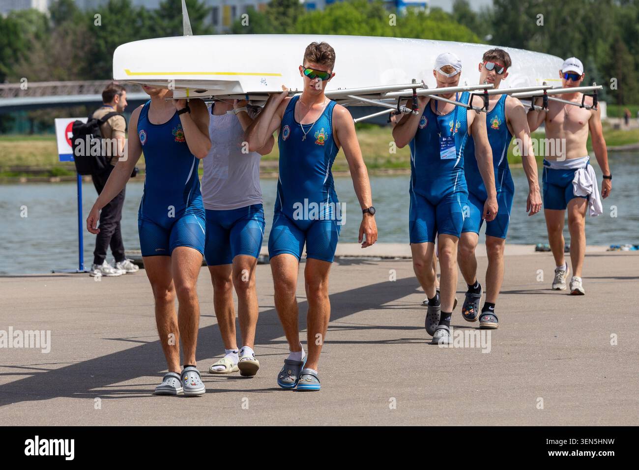 Athlète tenant un bateau à rames à la Grande régate de Moscou le 7 juin 2026 Banque D'Images