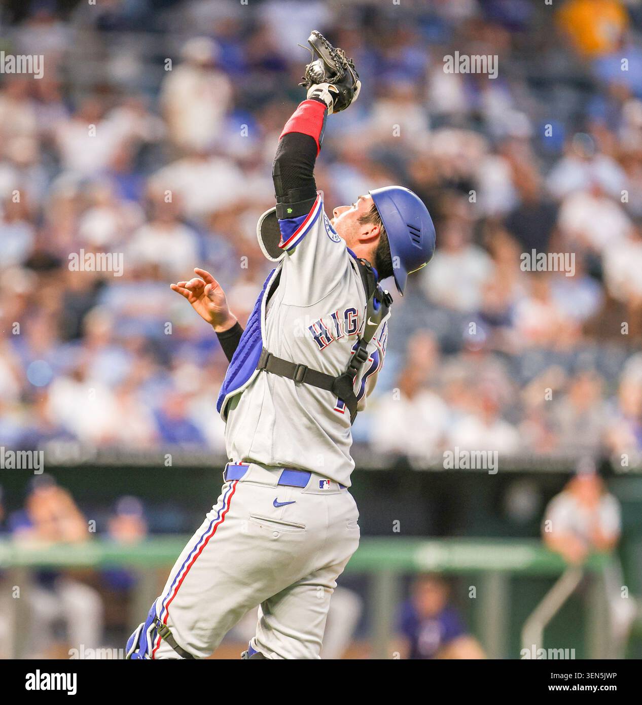 Kansas City, Missouri, États-Unis. 9 juin 2026. Kyle Higashioka (11 ans) attrape une mouche pop en 7e manche contre les Royals de Kansas City au stade Kauffman à Kansas City, MO. Roman Puno/CSM/Alamy Live News Banque D'Images
