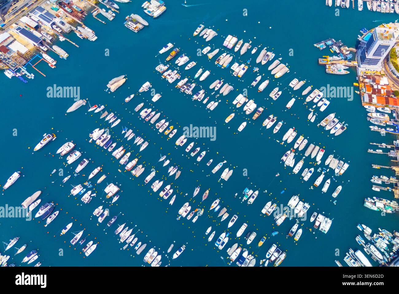 Vue aérienne de dessus des bateaux yachts dans la marina depuis le parking amarré au quai. Banque D'Images