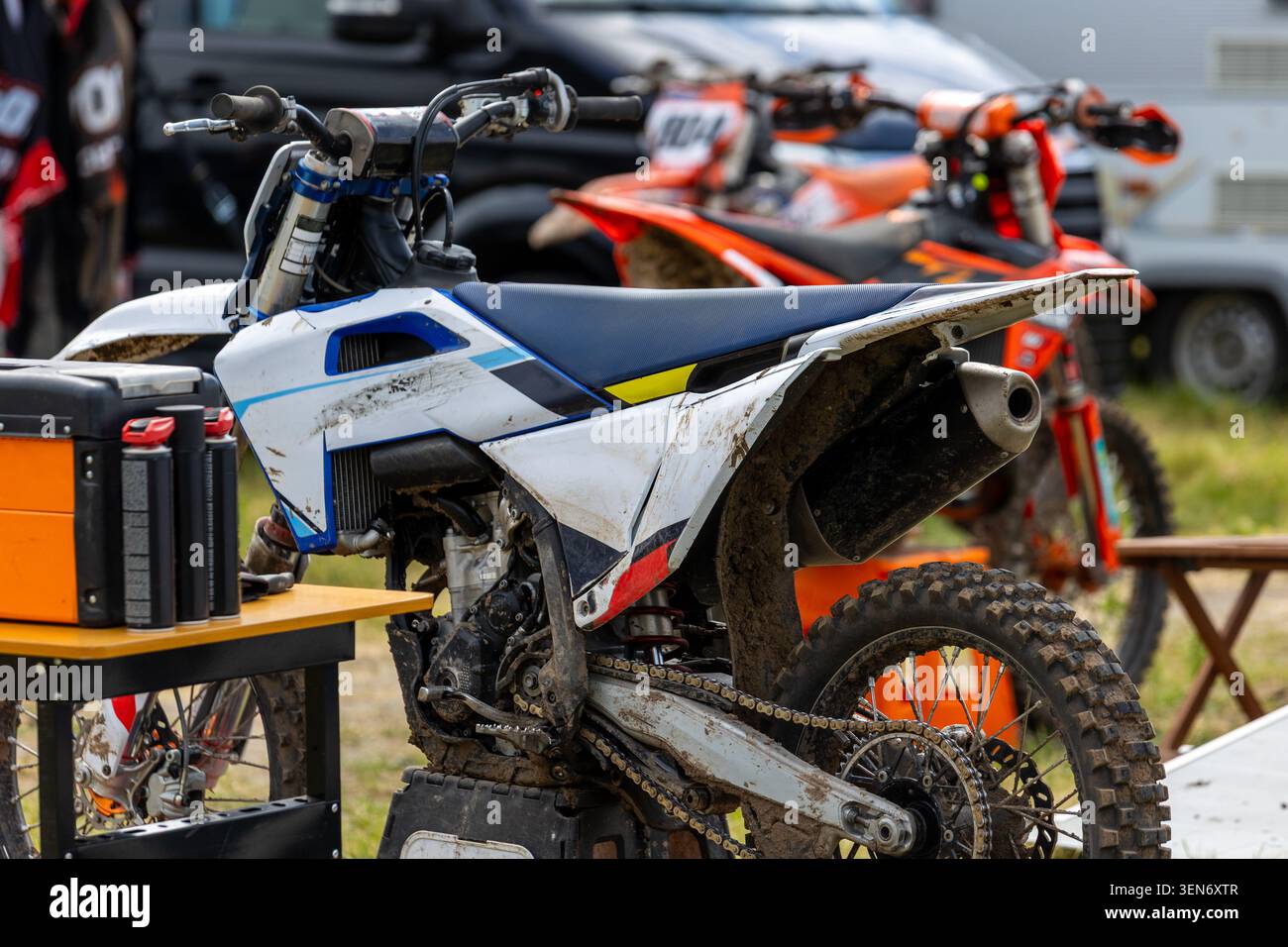 Motocross stands moto de course équipe camping campeurs fourgonnettes entretien équipement avant la compétition. La zone du paddock reflète la préparation, l'entretien Banque D'Images