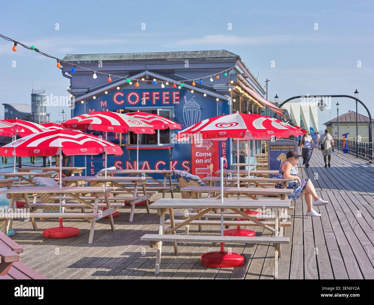Bancs de pique-nique devant le café au bout de la mer de la plus longue jetée de plaisance du monde (1,33 miles de long), Southend-on-Sea, Angleterre. Banque D'Images