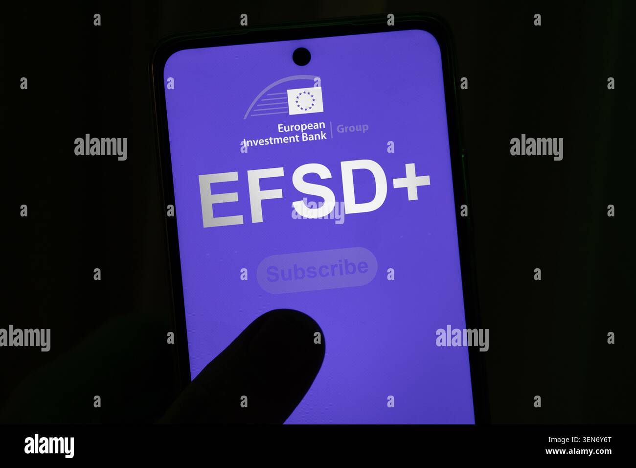 Logo EFSD+ et interface de site web affichés sur un écran de smartphone tenu à la main, gros plan, Groupe Banque européenne d’investissement. Banque D'Images