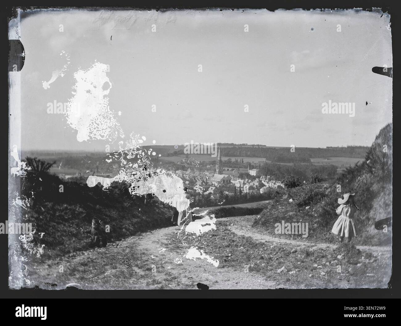 Harfleur est vue depuis un sol surélevé sur une photographie datée de 1890. L'image montre une vue d'ensemble de la ville et du paysage environnant en Seine-maritime, documentant le cadre depuis un point de vue plus élevé. Banque D'Images
