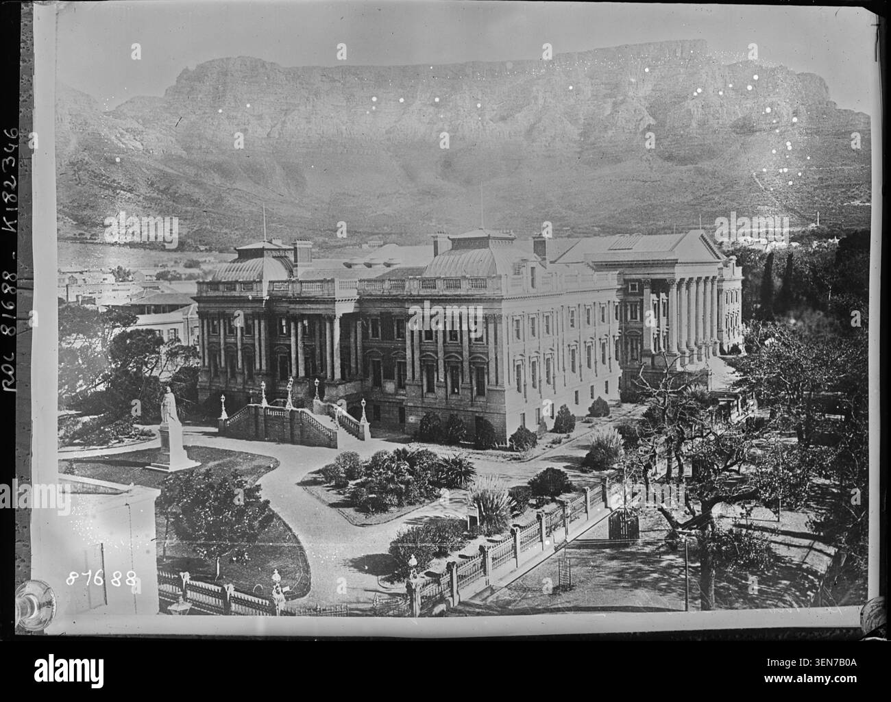 Une photographie de presse de 1923 montre table Mountain surplombant le Cap, en Afrique du Sud, avec le bâtiment du parlement identifié au premier plan. La composition relie un monument naturel de premier plan à l'architecture civique. Banque D'Images