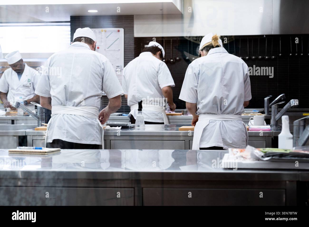 Tokyo, Japon 10 juin 2026 : le personnel de cuisine prépare des aliments dans une cuisine commerciale. Les industries de la restauration et de la restauration institutionnelle comptent sur des professionnels qualifiés dans de nombreux endroits *** Küchenpersonal arbeitet in einer Großküche an der Zubereitung von Speisen. Gastronomie und Gemeinschaftsverpflegung sind vielerorts auf qualizierte Fachkräfte angewiesen Banque D'Images