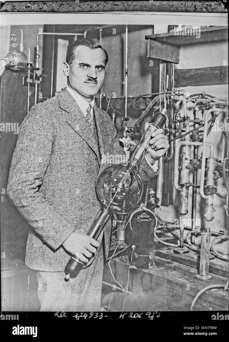 Le professeur Arthur Compton apparaît dans une photographie de presse de 1927 reproduite à partir d'une photographie originale d'une agence du Pacifique et de l'Atlantique. Le portrait monochrome enregistre le physicien pendant l'entre-deux-guerres et reflète la couverture médiatique contemporaine de personnalités scientifiques. Banque D'Images