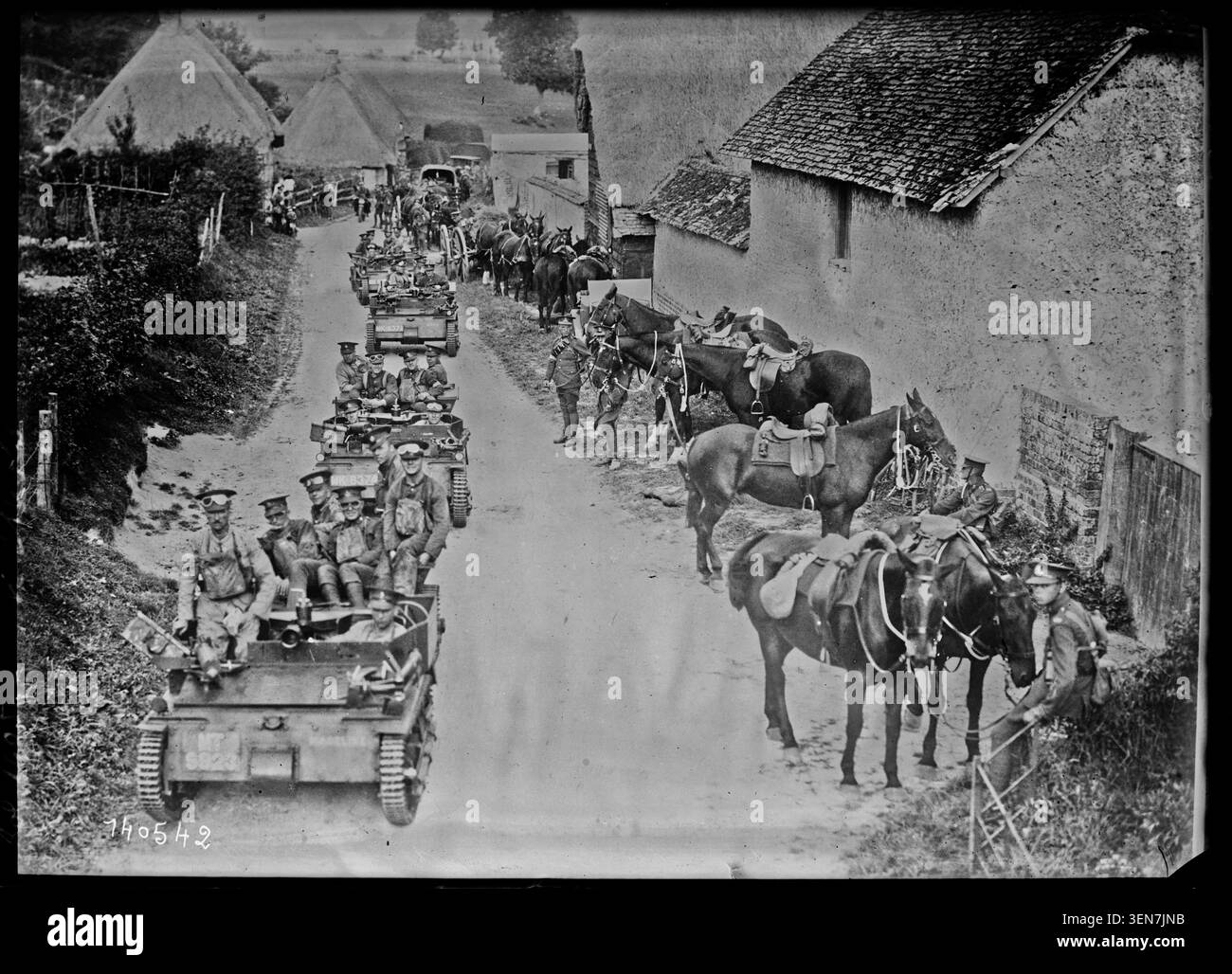 Une photographie de presse de Central News relate les manœuvres militaires anglaises dans la plaine de Salisbury, en Grande-Bretagne, en 1929. Chevaux et véhicules militaires participent aux exercices menés par l'armée britannique. Banque D'Images