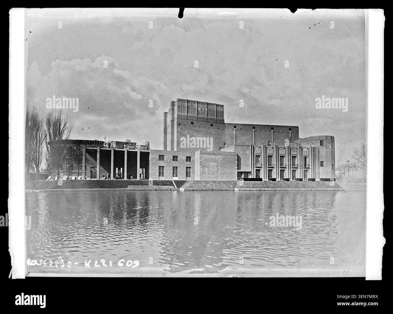 Le Shakespeare Theatre de Stratford-upon-Avon apparaît dans une photographie de presse publiée en 1932 par une source de Central News. Le titre indique que le théâtre a remplacé le bâtiment détruit par un incendie en mars 1926, documentant le nouveau site du théâtre en Angleterre. Banque D'Images