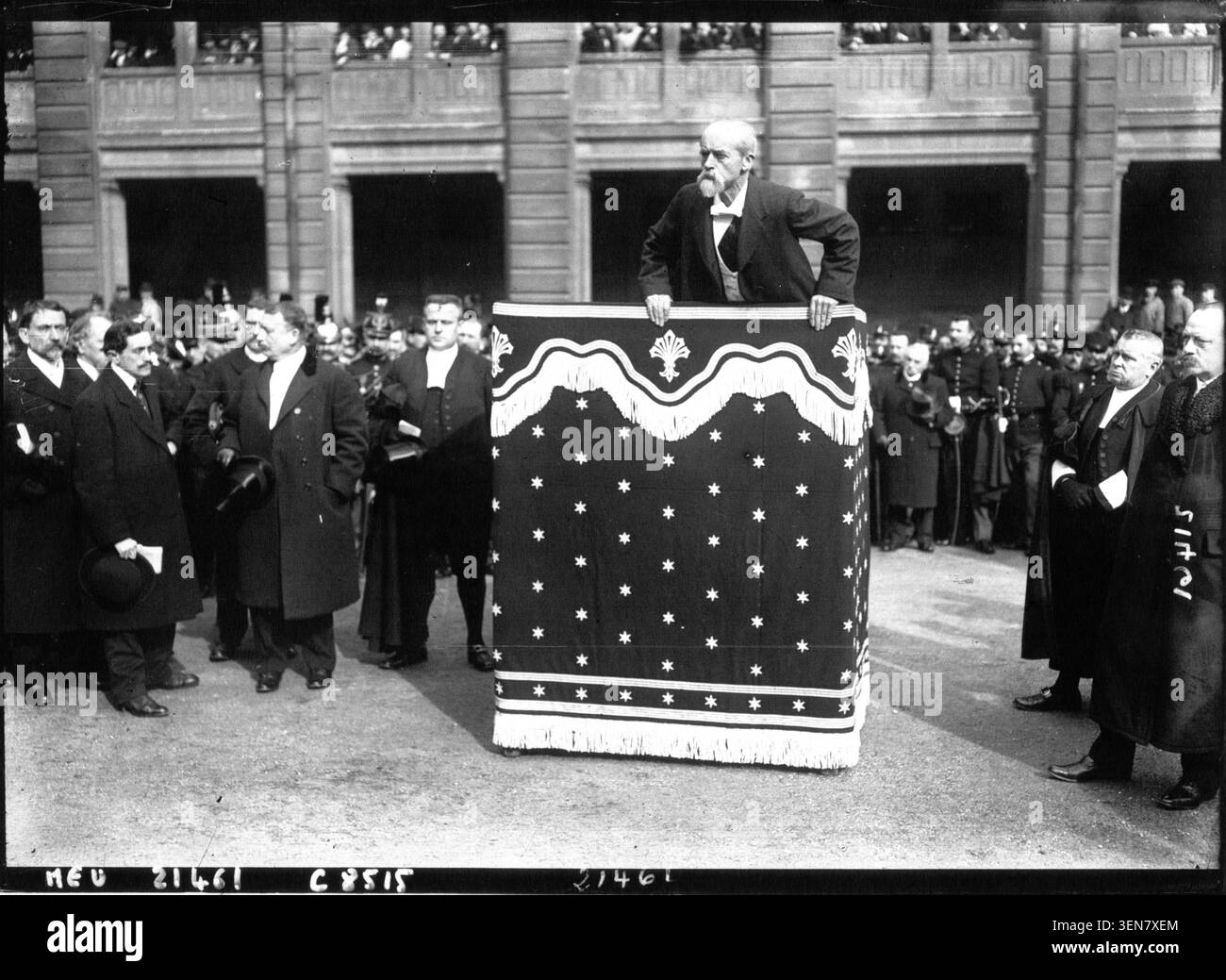 Louis Lépine prononce un discours lors des funérailles de l’officier Garnier dans une photographie de presse de 1912 produite par l’Agence Meurisse. L'image enregistre une cérémonie funéraire et la participation du préfet de police à l'événement. Banque D'Images