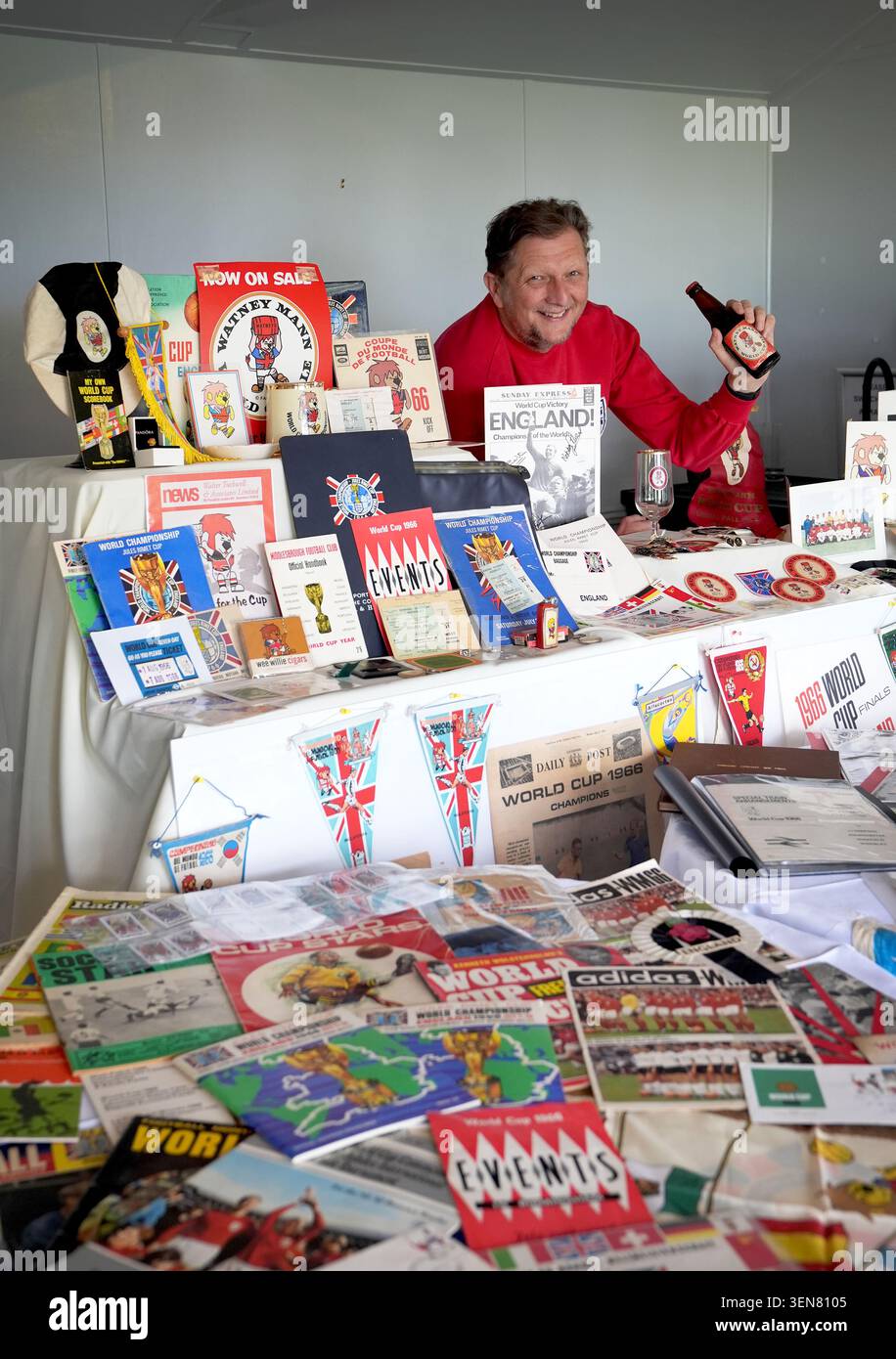 Stephen Holt, 55 ans, avec sa collection de souvenirs de la Coupe du monde 1966 lors d’un événement de la semaine portes ouvertes des maisons de soins à Halden Heights à Ashford, Kent. Le directeur à la retraite, M. Holt, a été fasciné par le seul triomphe de l'Angleterre en Coupe du monde depuis son enfance et a commencé à amasser une bière souvenir vieille de 60 ans pour célébrer si l'Angleterre gagne le tournoi cette année. Date de la photo : mercredi 10 juin 2026. Banque D'Images