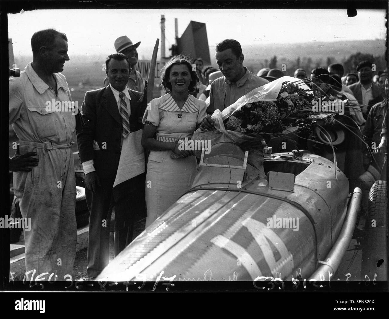 Jean-Pierre Wimille remporte le Grand Prix automobile de Comminges en 1936. La photo de presse enregistre le pilote victorieux et l'arrivée de l'épreuve automobile en France. Banque D'Images