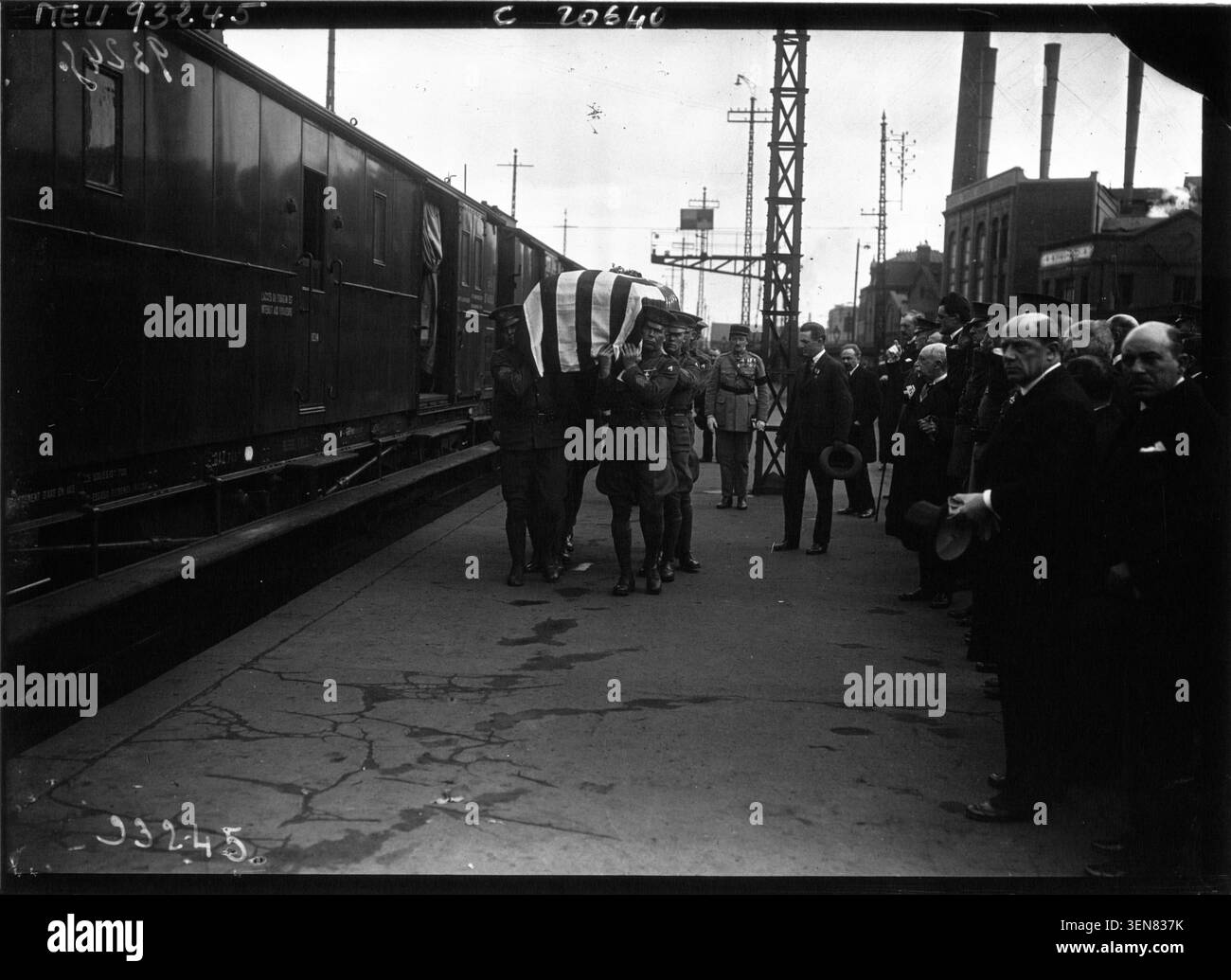 À leur arrivée au Havre en provenance de Paris, les soldats américains transportent le cercueil du soldat inconnu du train en 1921. La photographie de presse relate le transport cérémoniel et l'hommage public en France. Banque D'Images