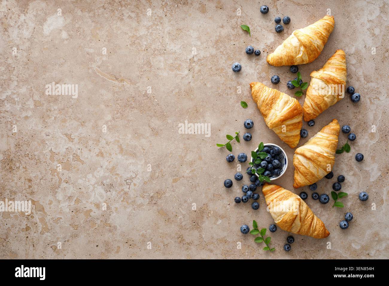 Croissant aux myrtilles pour le petit déjeuner Banque D'Images