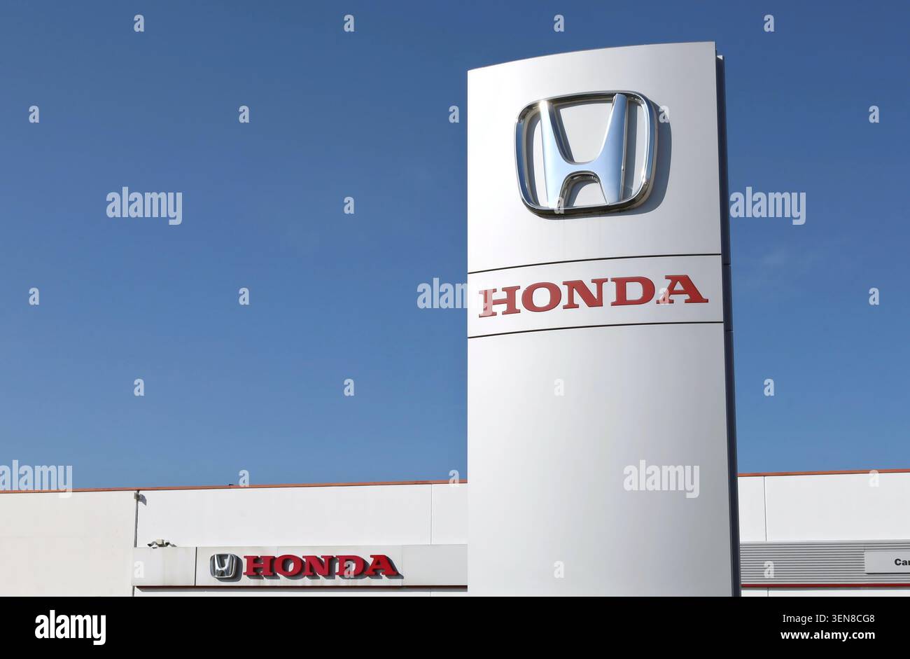 Tavagnacco, Italie. 7 octobre 2023.logo Honda et nom de marque sur TOTEM et sur la façade de la concession officielle. Banque D'Images