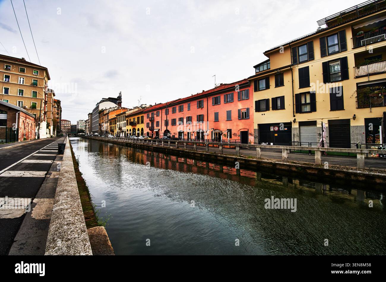 Le quartier emblématique de Navigli avec le canal Naviglio Grande, Milan, Italie, Europe Banque D'Images