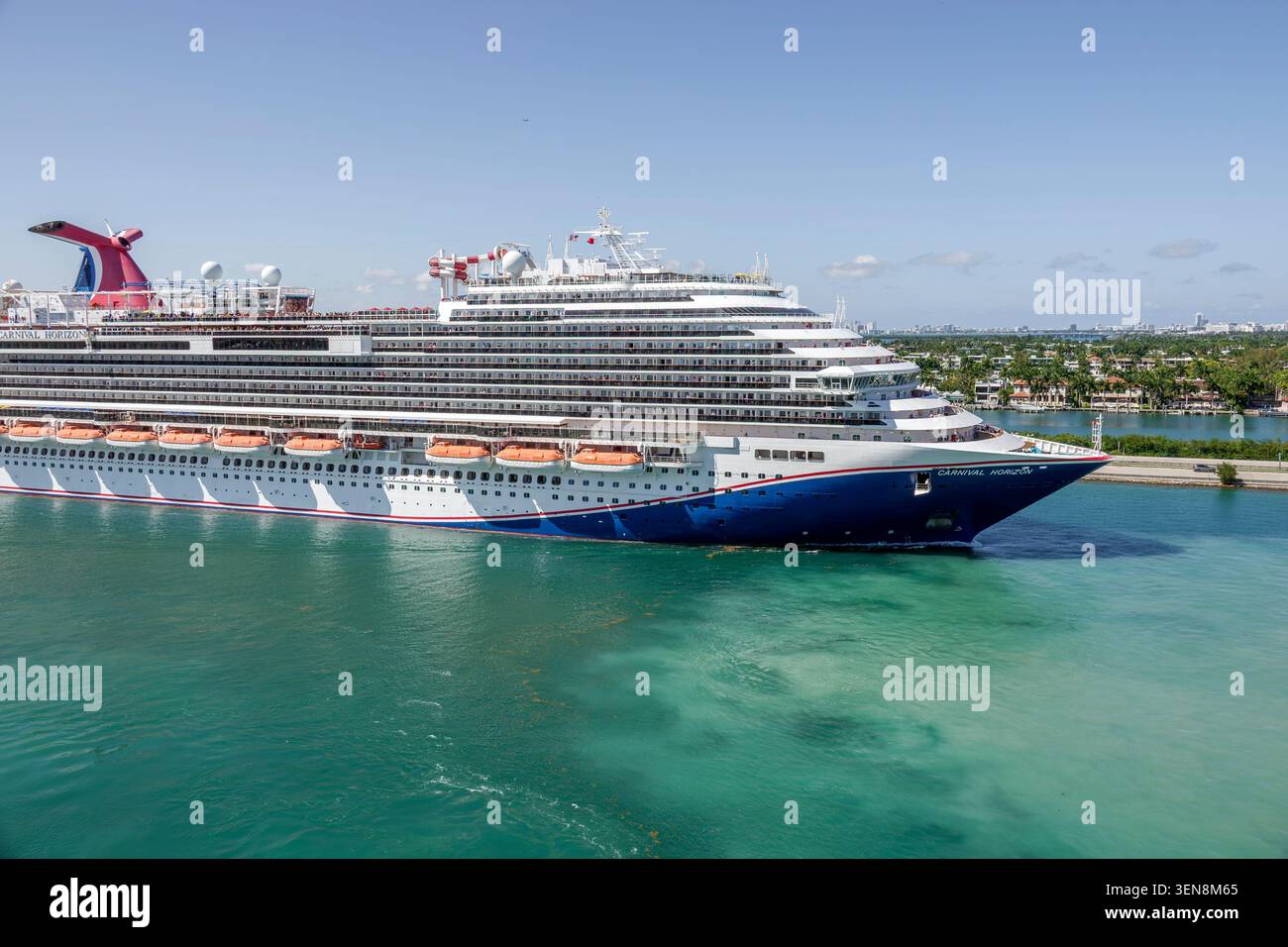 Miami Florida, PortMiami Port de Miami, terminal, Norwegian Cruise Line NCL Joy ship, Carnival Horizon, Carnival Cruise Line, bateau de croisière, Government Cut, pas Banque D'Images
