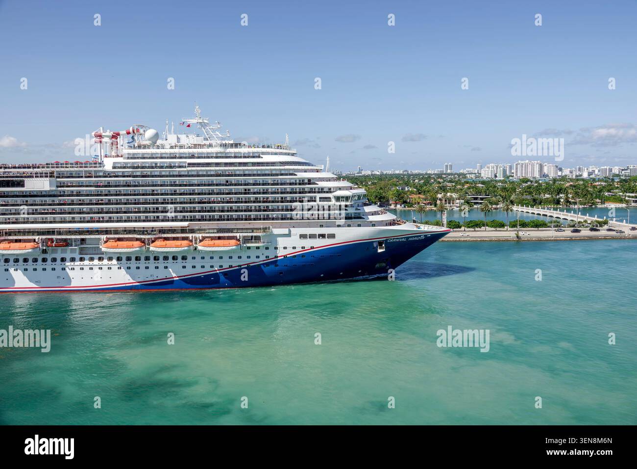 Miami Florida, PortMiami Port de Miami, terminal, Norwegian Cruise Line NCL Joy ship, Carnival Horizon, Carnival Cruise Line, paquebot de croisière, navire à passagers, oc Banque D'Images