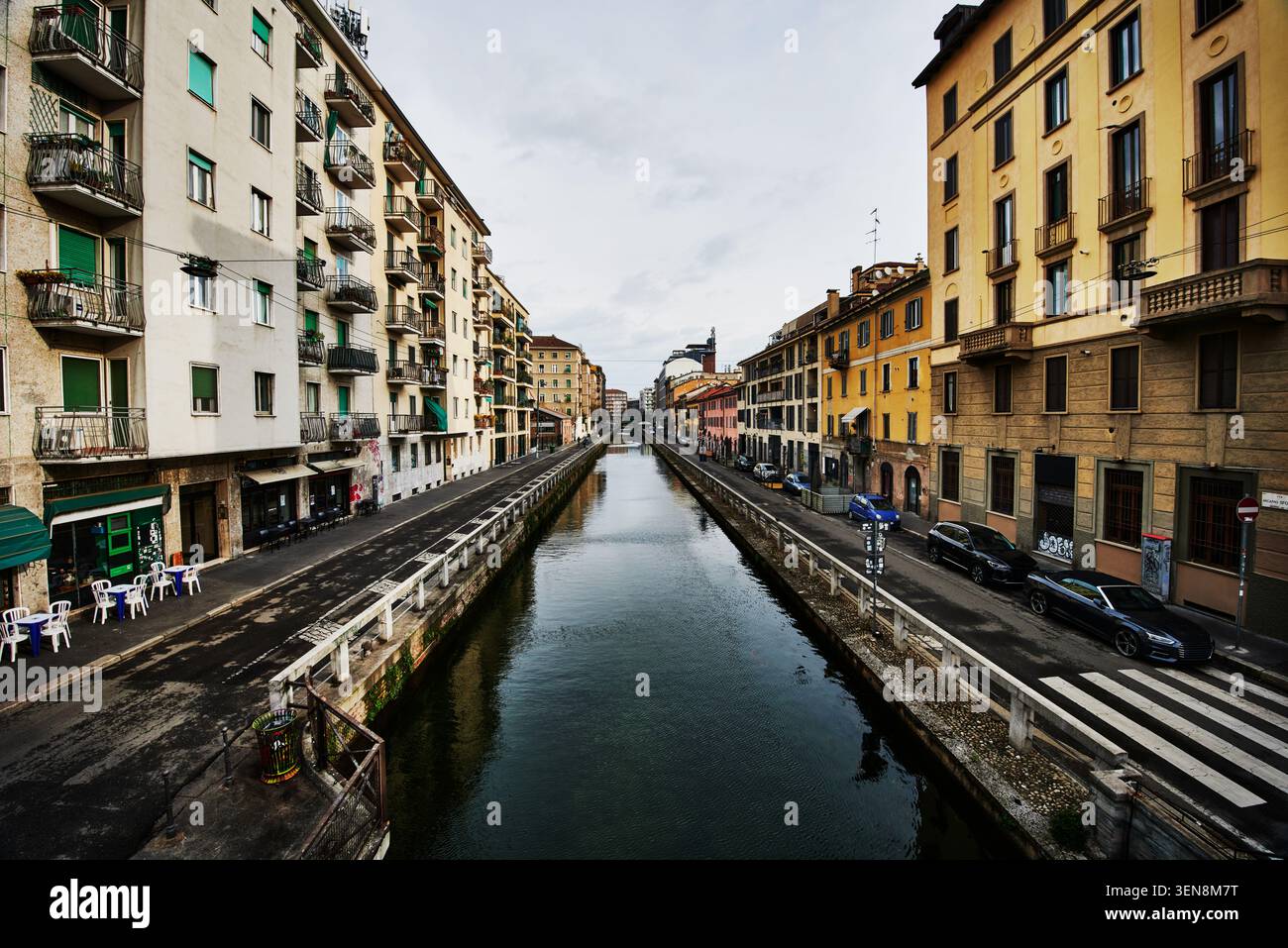 Le quartier emblématique de Navigli avec le canal Naviglio Grande, Milan, Italie, Europe Banque D'Images