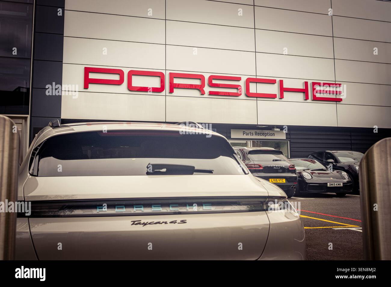 LONDRES - 17 AVRIL 2026 : CHISWICK – concessionnaire Porsche et showroom Banque D'Images