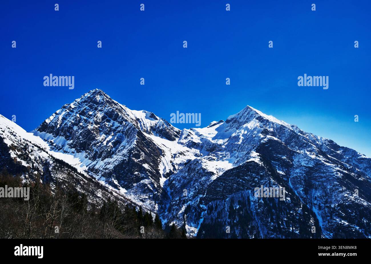 Montagnes surplombant Alagna Valsesia vallée des Alpes italiennes sous Monte Rosa, Italie, Europe Banque D'Images