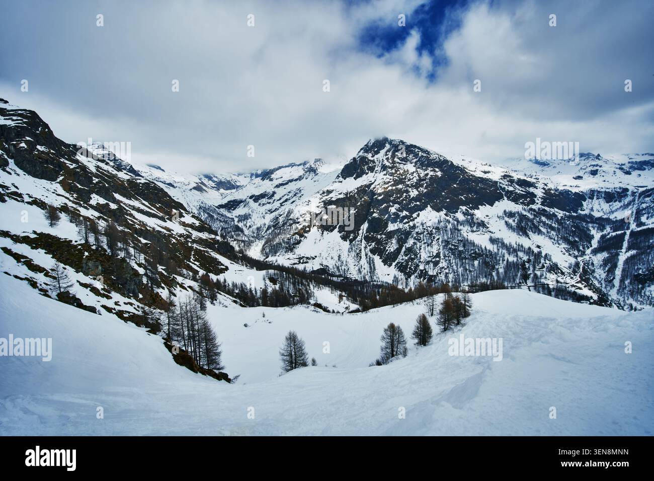 Monterosa domaine skiable des alpes italiennes surplombant Val d'Ayas, Vallée de Gressoney, ou Alagna Valsesia, Italie, Europe Banque D'Images