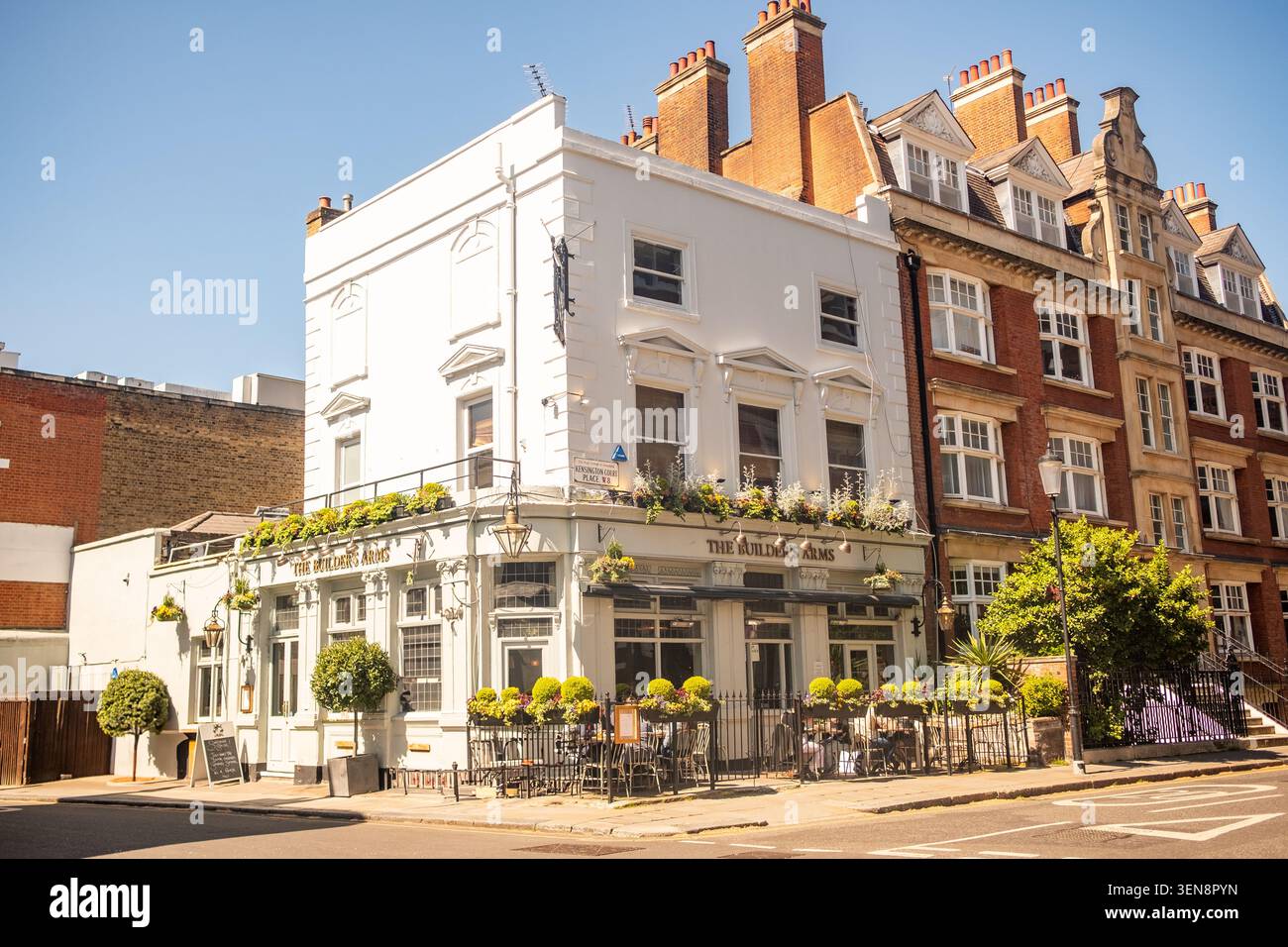 LONDRES - 23 AVRIL 2026 : THE BUILDER'S ARMS, KENSINGTON COURT PLACE - pub traditionnel blanc avec sièges en plein air et fleurs les jours ensoleillés Banque D'Images
