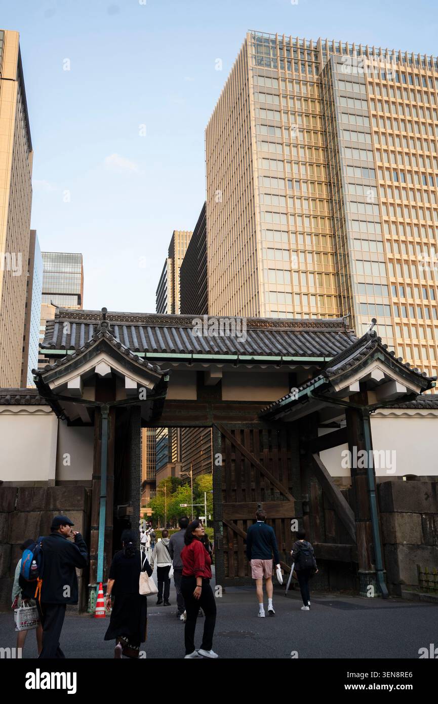 Japon avril 2026 Palais impérial de Tokyo : guérite et immeubles de bureaux. Banque D'Images
