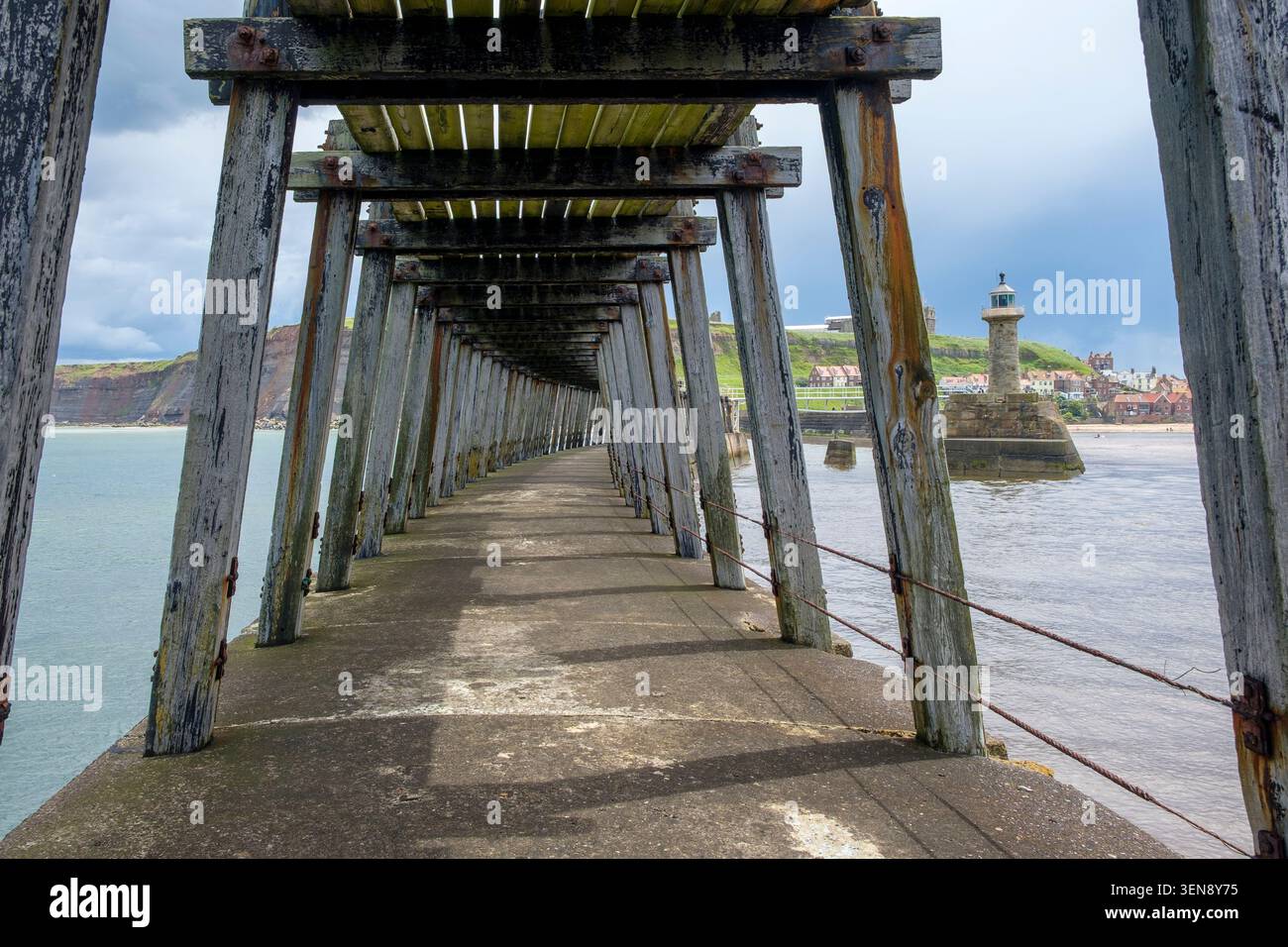 Vue sous Whitby East Pier, Angleterre Banque D'Images