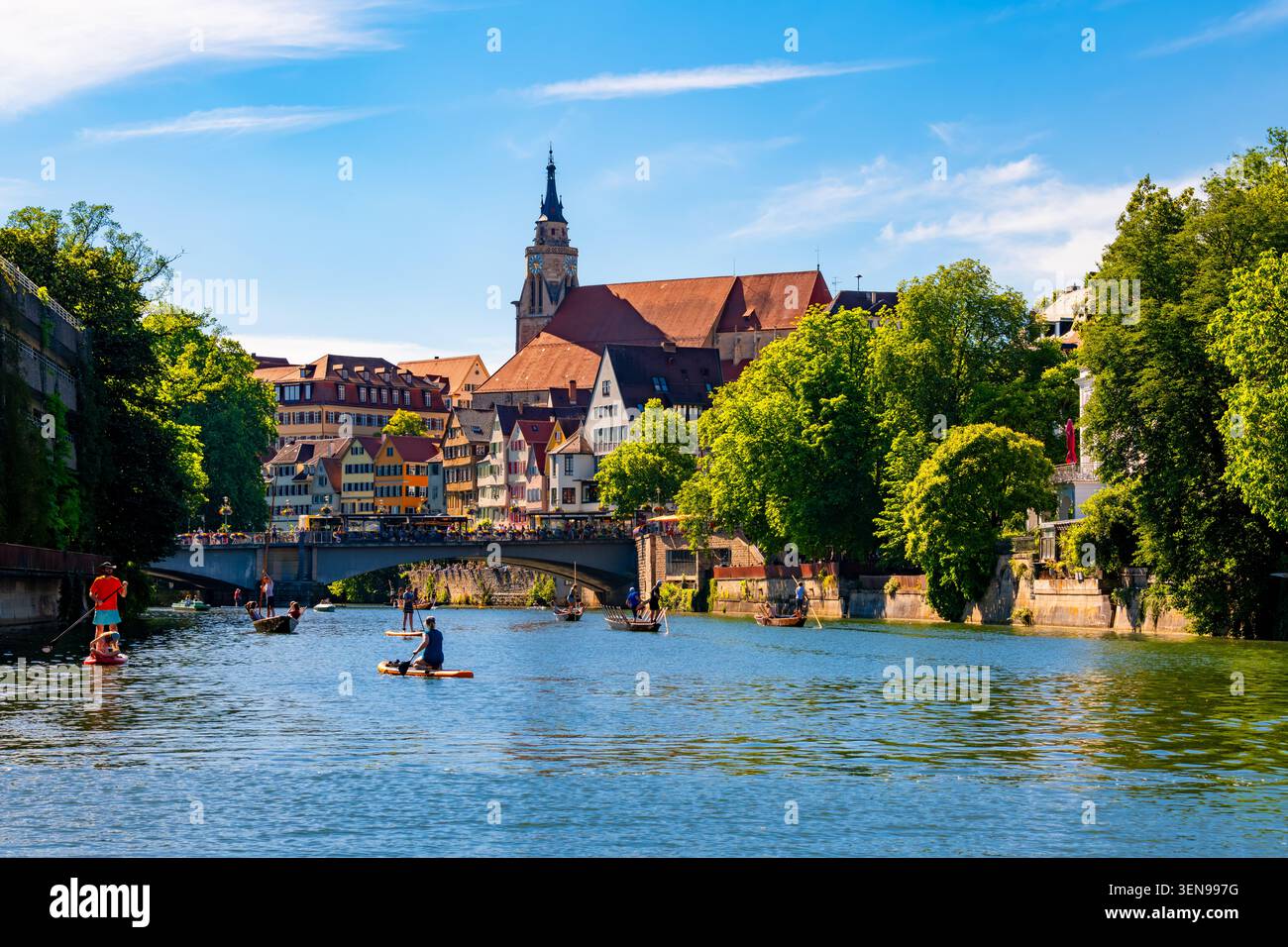 Journée d'été ensoleillée sur la rivière Neckar à Tübingen, avec des punts et des planches à paddleboards qui glissent devant des façades colorées à colombages, un pont de pierre et le GOT Banque D'Images