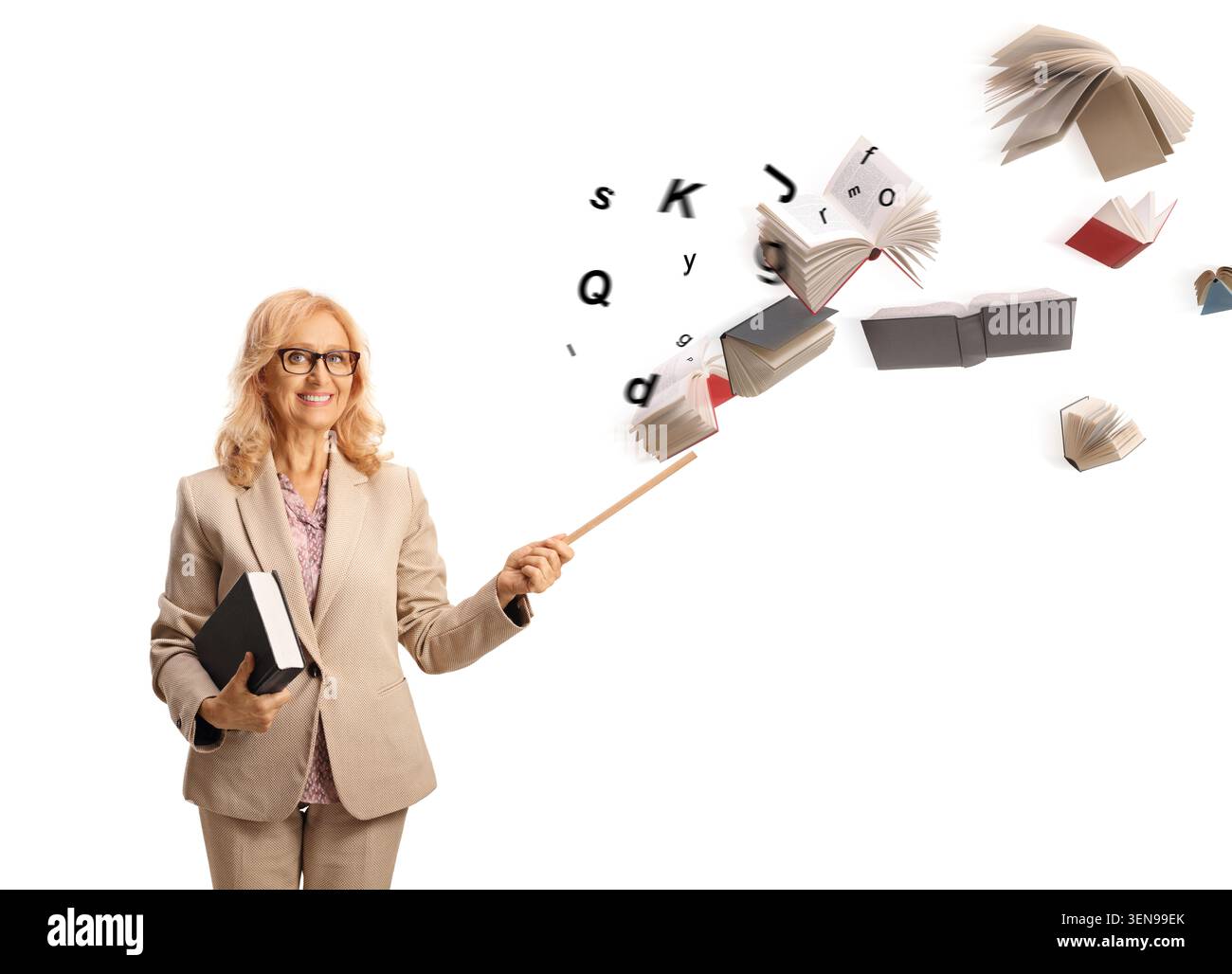 Professeur féminin pointant vers des livres volants isolés sur fond blanc Banque D'Images