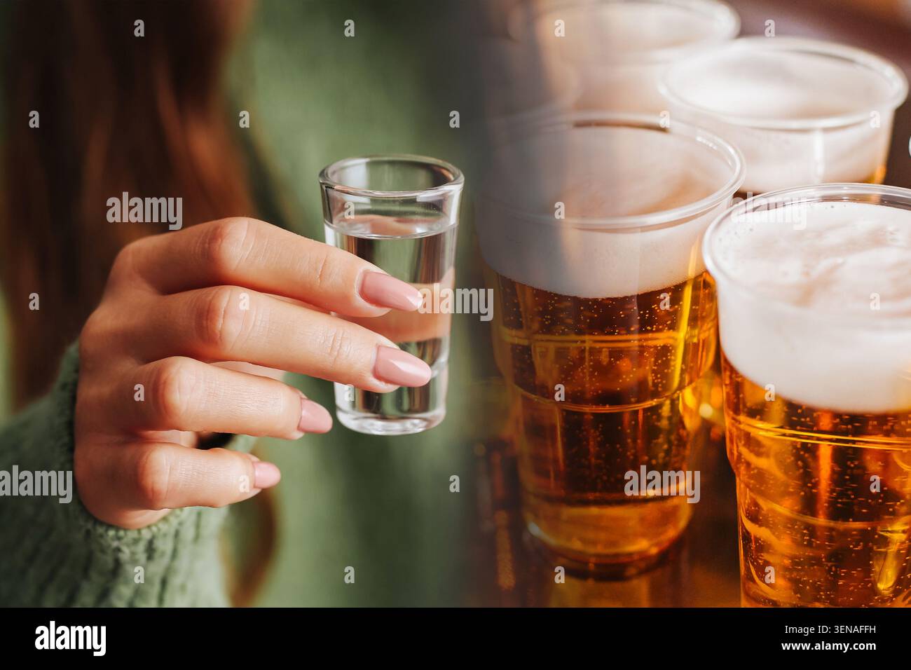 Verres de bière et shot d'esprit clair lors d'un rassemblement social. Fond de consommation d'alcool pour boire partie vie nocturne amitié et célébration. Banque D'Images