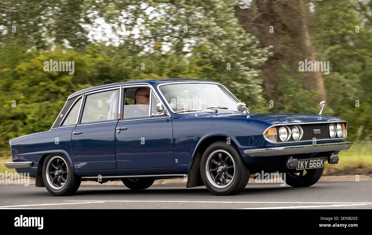 Stony Stratford, Bucks, Royaume-Uni - 7 juin 2026 : 1972 Triumph 2000 voiture britannique classique conduisant sur une route britannique Banque D'Images