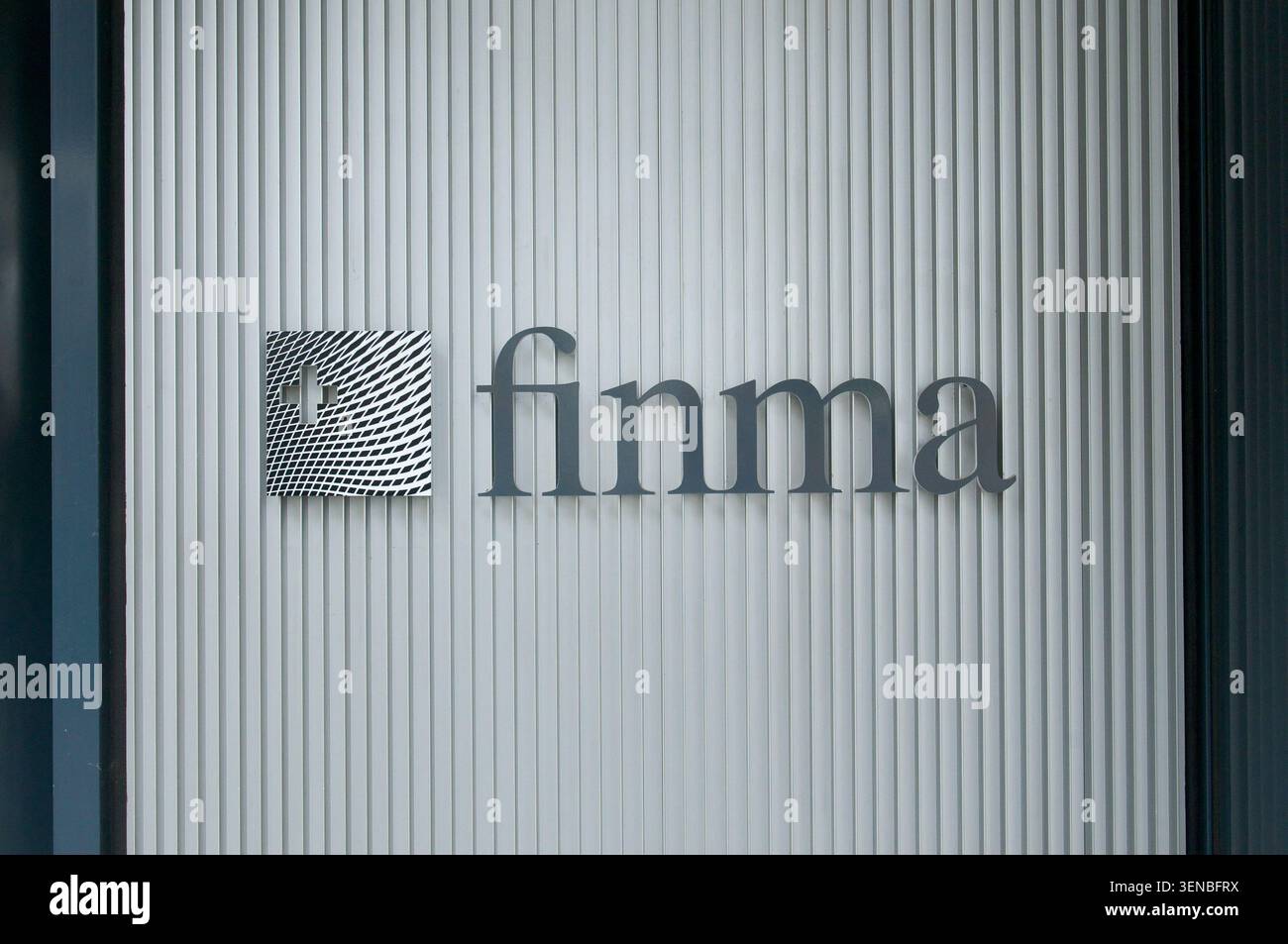 Berne, Suisse - 10 juin 2026 : gros plan du logo officiel de la FINMA sur un panneau métallique installé à l'entrée principale de l'entreprise Banque D'Images