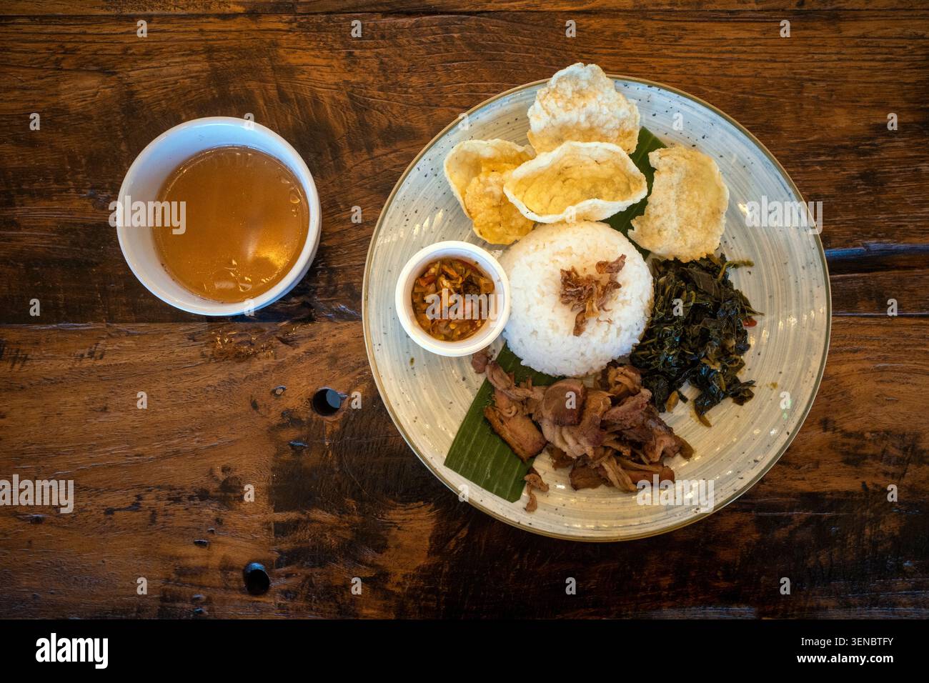 SEI Sapi ou Beef Sei, plat de bœuf fumé traditionnel indonésien et riz sur une assiette sombre. Banque D'Images