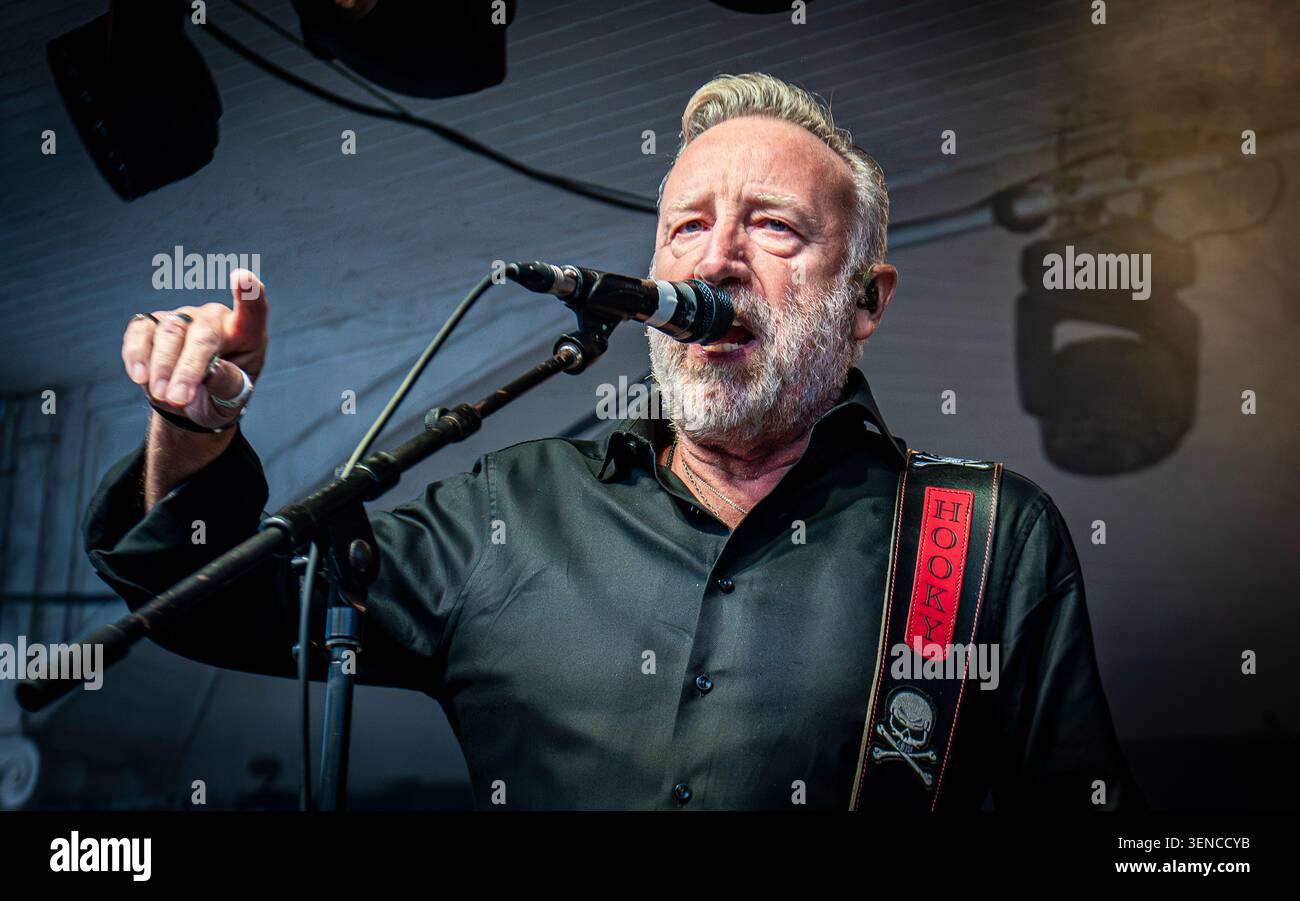 Glasgow UK, 10 juin 2026, Peter Hook and the Light, Kelvingrove Bandstand, Glasgow. Crédit Stephen Wilson Photography Banque D'Images