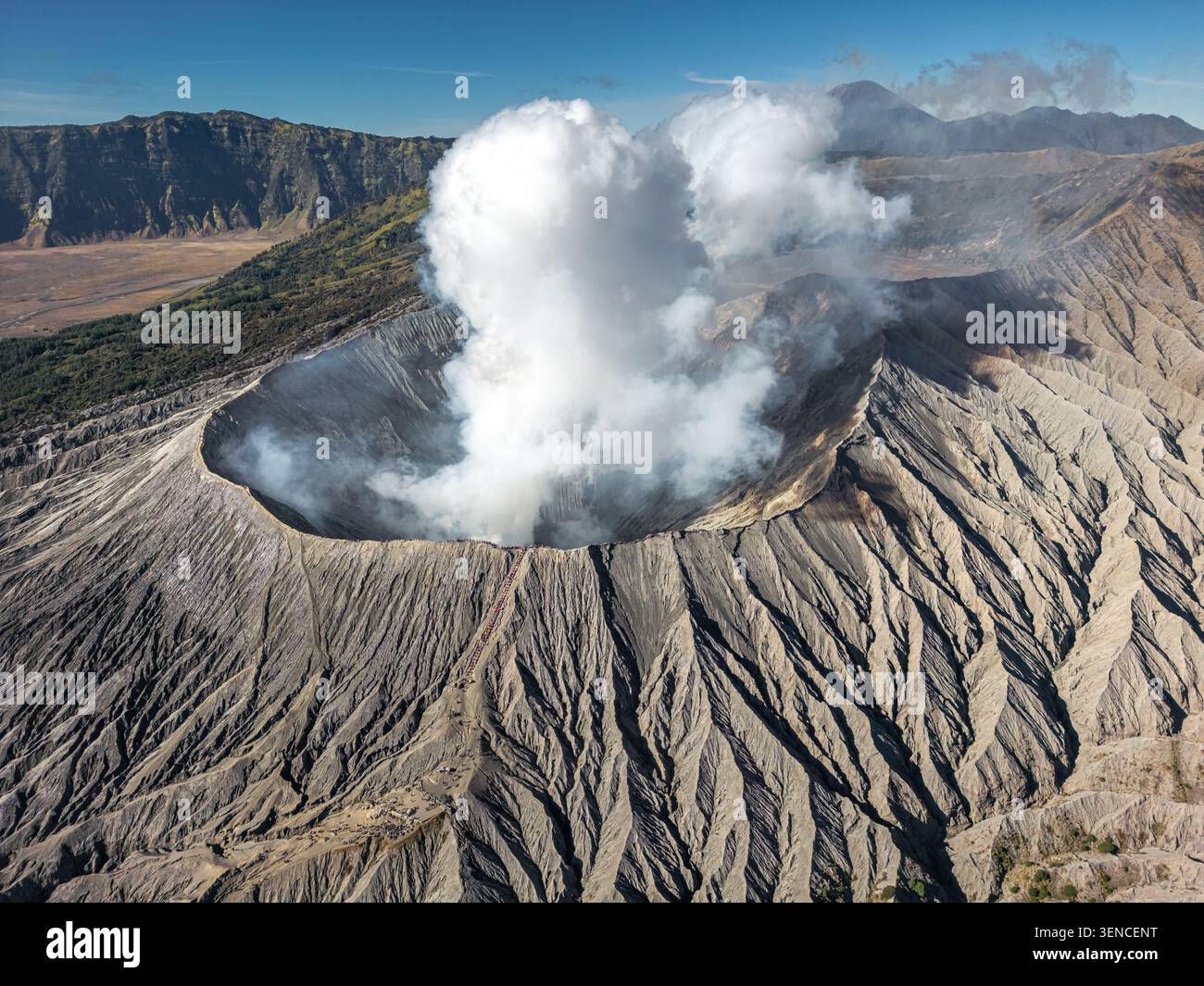 Volcan bromo en éruption pendant la journée ensoleillée d'été dans le parc national bromo Tengger Semeru, Java oriental, Indonésie. Banque D'Images